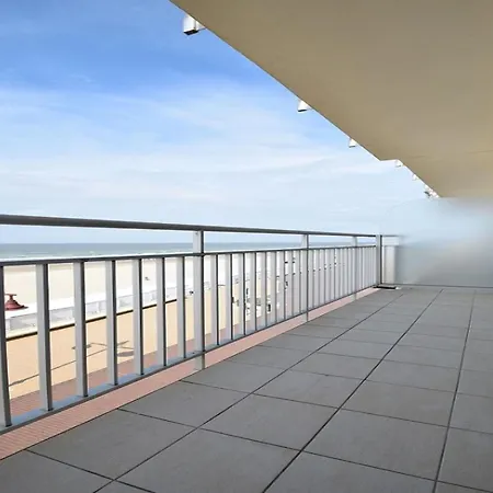 Spacious Seafront Retreat Lägenhet De Haan