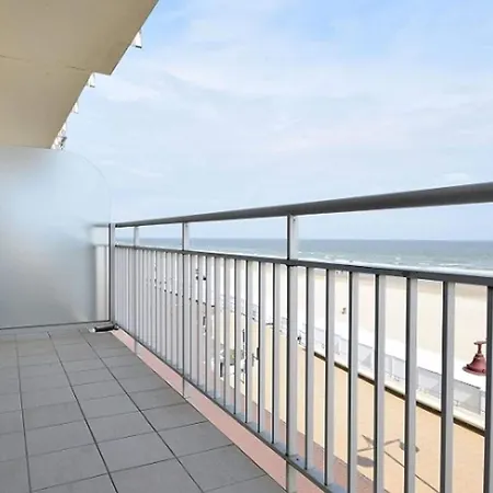 Spacious Seafront Retreat *