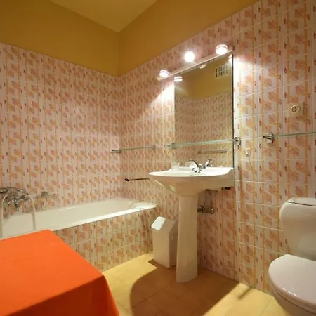 Spacious Seafront Retreat Lägenhet De Haan