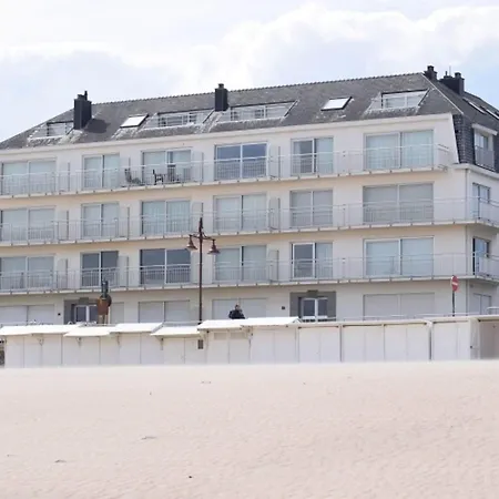 Lägenhet Spacious Seafront Retreat