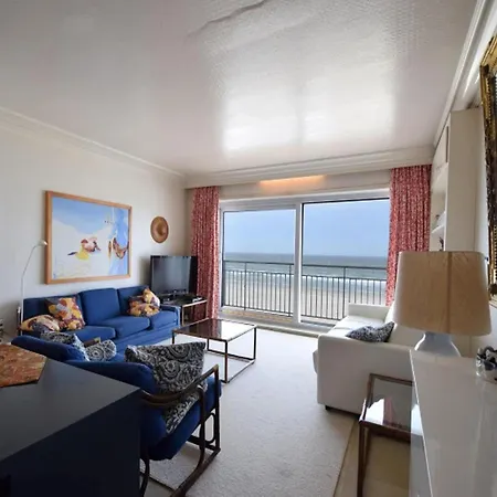 Spacious Seafront Retreat * De Haan