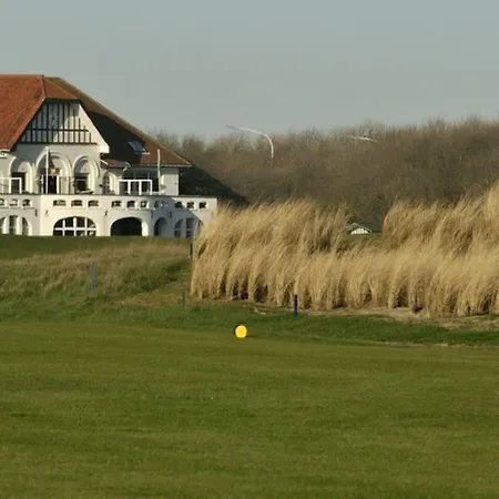 Spacious Seafront Retreat Apartamento De Haan