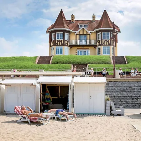 Lägenhet Spacious Seafront Retreat