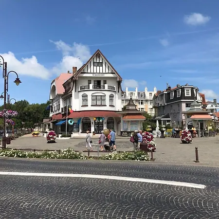 Lägenhet Spacious Seafront Retreat *