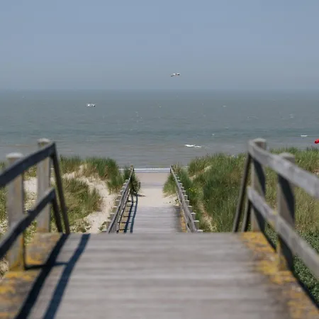 Lägenhet Spacious Seafront Retreat